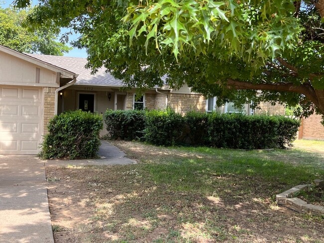 Photo - 4 Bedroom 2 Bath 2 Car Garage in Arlington - Excellent Location