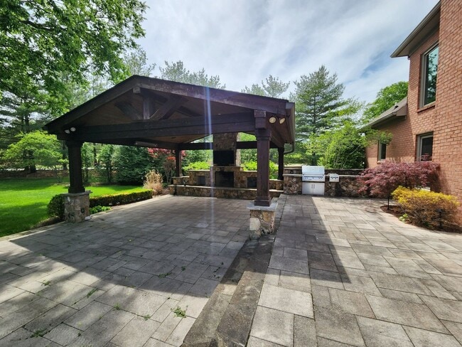 Photo - Gorgeous 4/3.5 with amazing back patio!