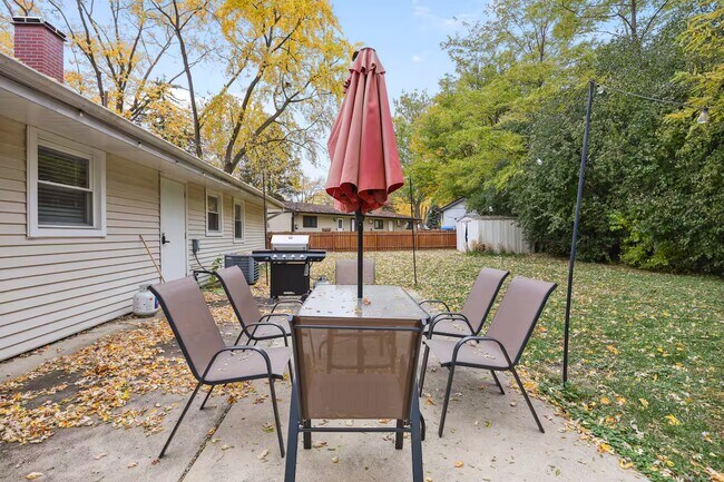 Conjunto de mesa y sillas de patio al aire libre con sombrilla, parrilla y fogata. Patio trasero cercado. - 1002 Juniper Ln