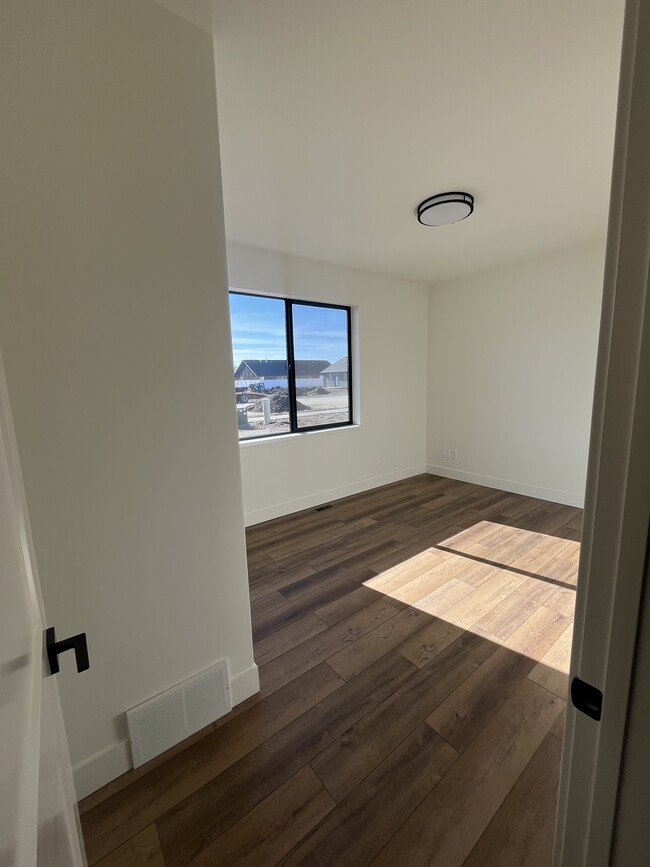 Photo - 343 Poppy St