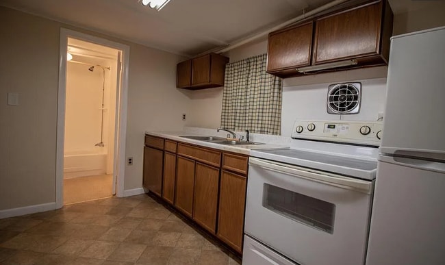 Photo - 607 W Broadway Unit Rear bottom #2R