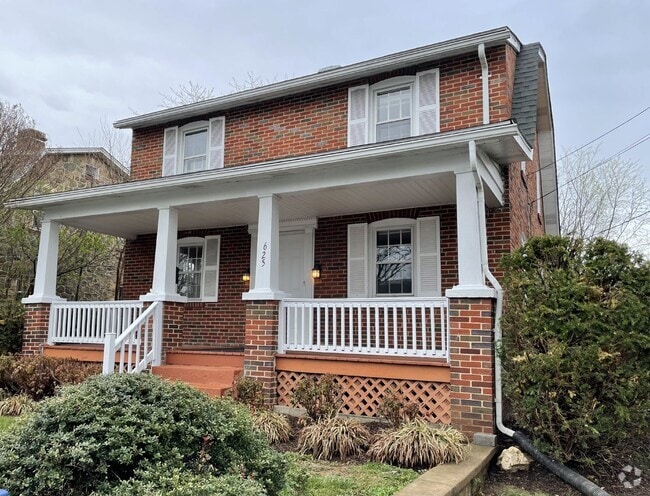 Building Photo - "Charming 3-Bed Home with 1.5 Baths in Fro...