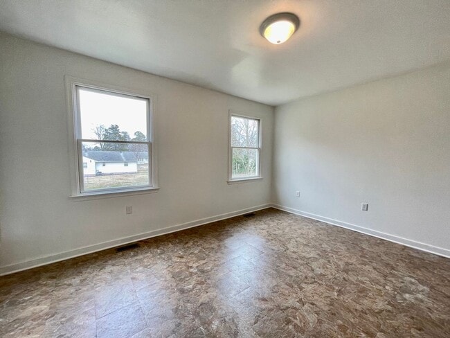 Photo - 701 Dendron St