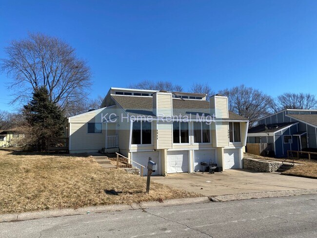 Beautiful 3 bedroom duplex for rent in KCMO! - Beautiful 3 bedroom duplex for rent in KCMO! Townhome
