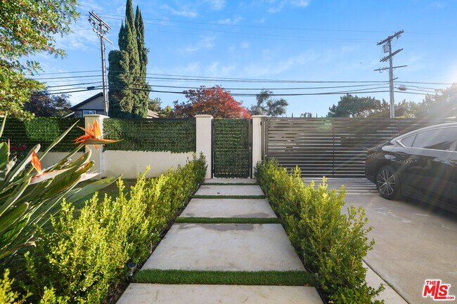 Photo - 18225 Erwin St