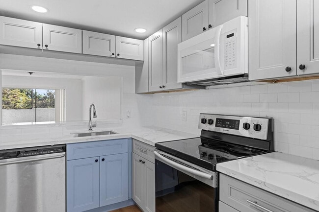 Building Photo - 6075 N Sabal Palm Blvd Unit 301