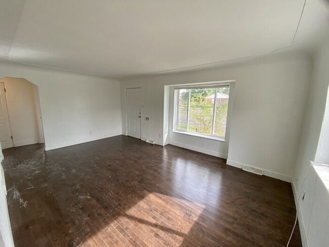 Photo - 2 Bedroom 1 Bathroom Ranch Centrally located in East Park Hil.