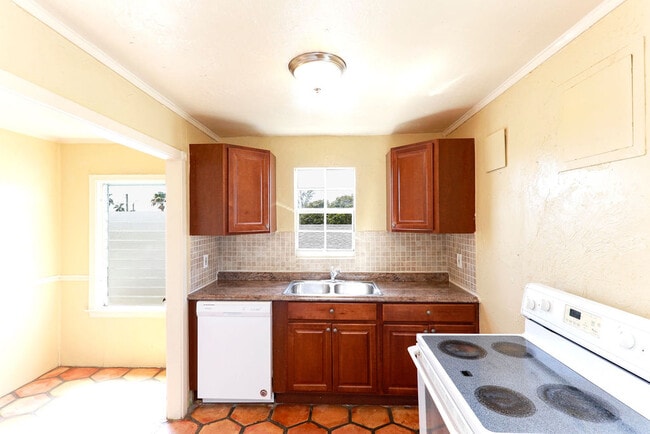 Building Photo - 415 Mayflower Rd Unit 0
