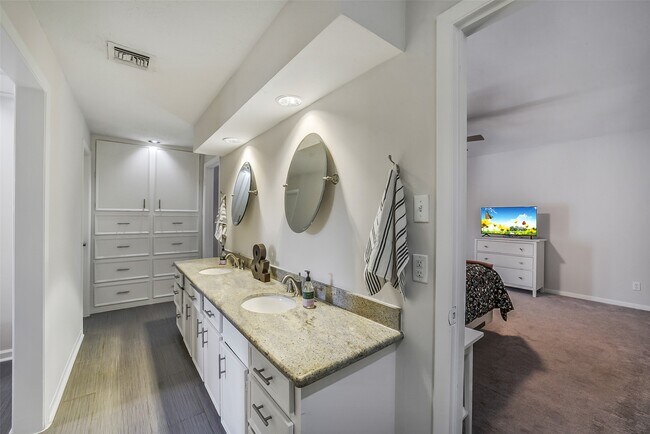 Photo - 6215 Queensloch Dr