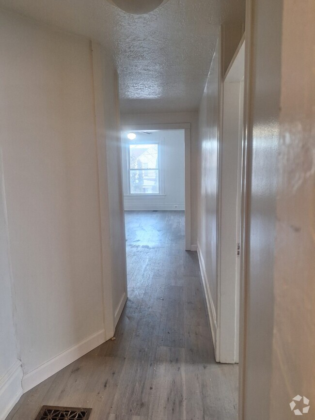 Building Photo - 701 Litchfield St Unit 3 Rental