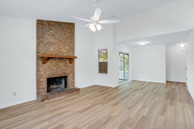 Photo - 3 Bedroom 2 Bathrooms in Sterling Creek - ...
