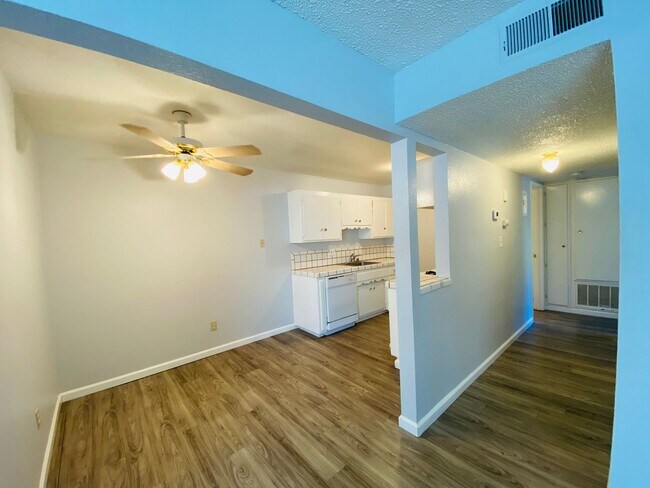 Photo - 4561 Ashcroft Ave Unidad 50