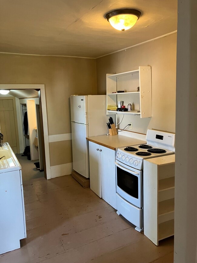 Kitchen appliances - N8129 Franklin Rd Unit N8133