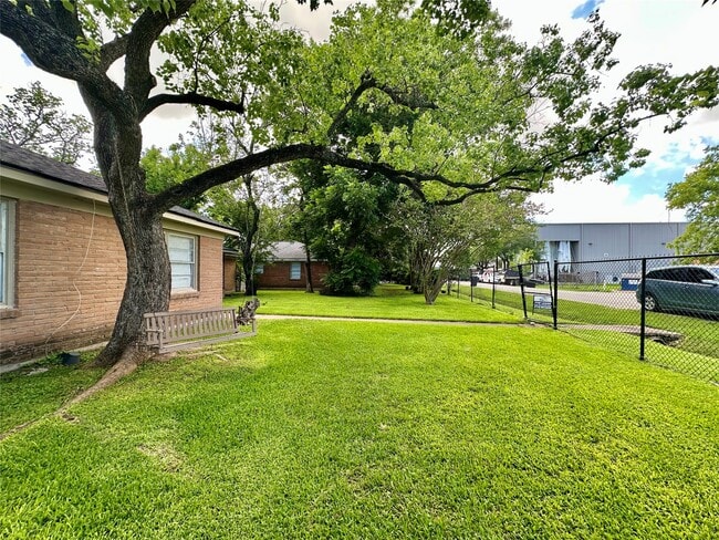 Building Photo - 5720 Parwill St