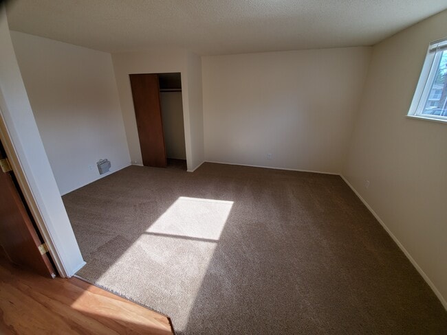 1 DORMITORIO: dormitorio desde la puerta del dormitorio - Wolfpack Village Apartments