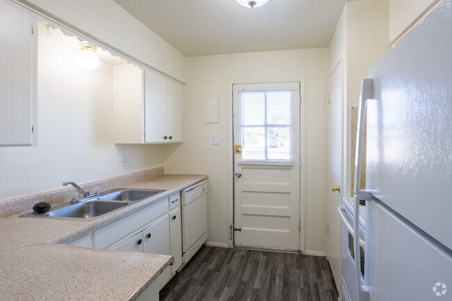 2BD, 1BA - 843SF - Kitchen - Somerset Park