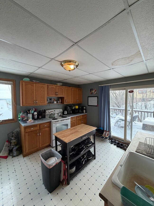 Photo - AVAILABLE JUNE - 5 Bed 2 Bath In East Hillside