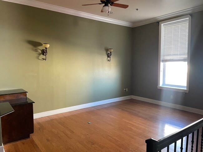 Living room - 102 N Front St Unit 1