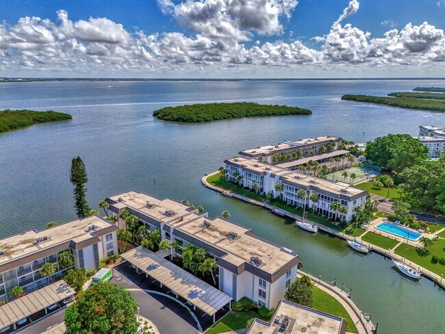 LUXURY LONGBOAT LIVING AT IT’S FINEST! AVA... - LUXURY LONGBOAT LIVING AT IT’S FINEST! AVA... Condo Unit 204