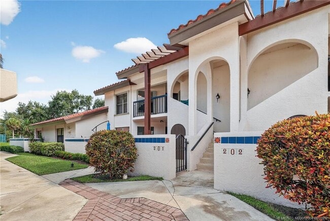 Building Photo - 6110 SE Martinique Dr Unit 201 Rental