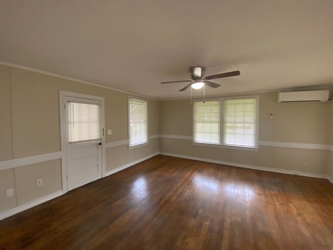 Building Photo - Unique Garage Studio Unit in St. Nicholas Area!