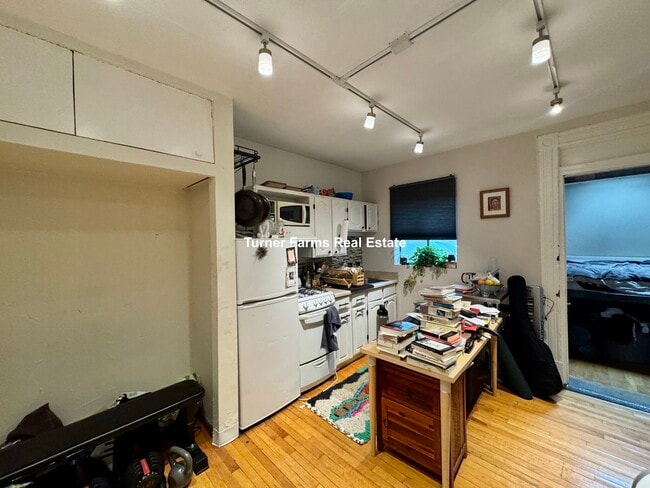 Building Photo - 247 W Newton St Unit 1 Rental