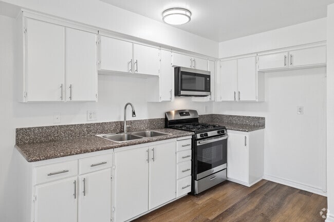 1BR, 1BA - 723SF - Kitchen