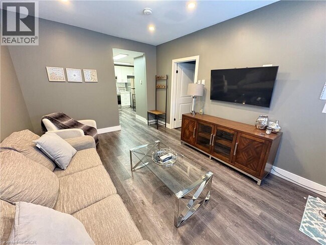 Photo - 212 Rosslyn Ave N