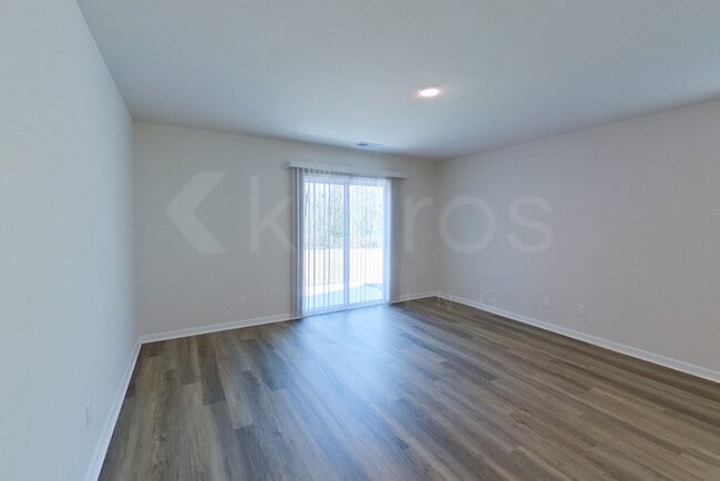 Photo - 118 Overstreet Way