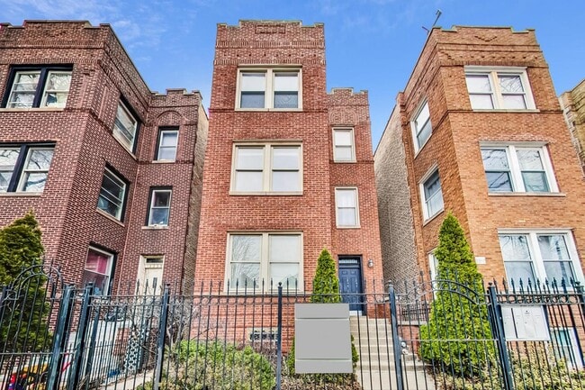 Building Photo - 3330 W Hutchinson St Unit 2 Rental