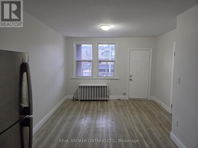 Photo - 917 Main St E Unit 6