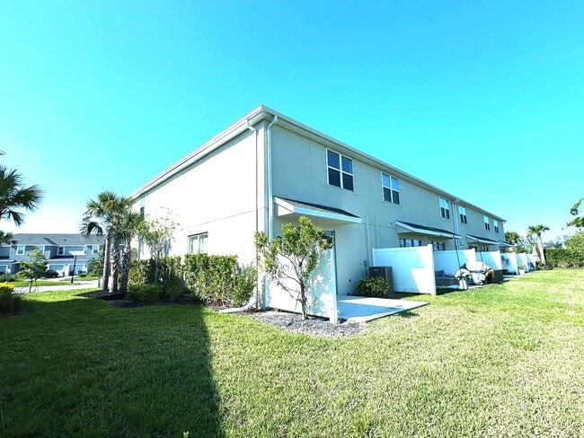 Photo - Beautifully maintained 3/2.5 townhome and community with pool!