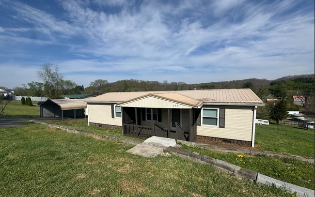 Building Photo - 3 Bedroom 2 Bathroom Home in Bristol, TN