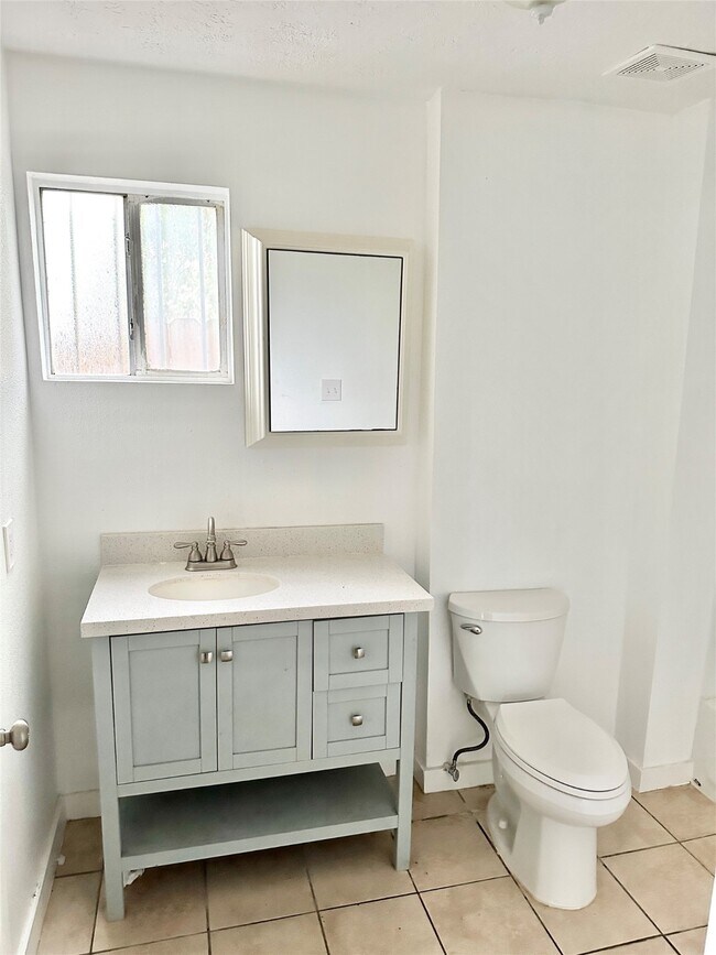 Photo - 3718 Moore St