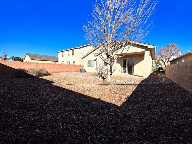 Super cute 3 bed 2 bath home in Huning Ranch. MOVE IN SPECIAL! 1/2 OFF 2ND MONTHS RENT! - Super cute 3 bed 2 bath home in Huning Ranch. MOVE IN SPECIAL! 1/2 OFF 2ND MONTHS RENT!