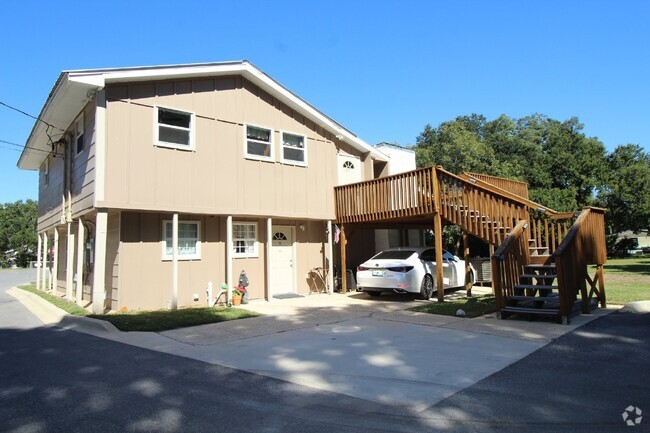 Building Photo - Upstairs 2 bedroom 1 bath apartment with f... Unit #2