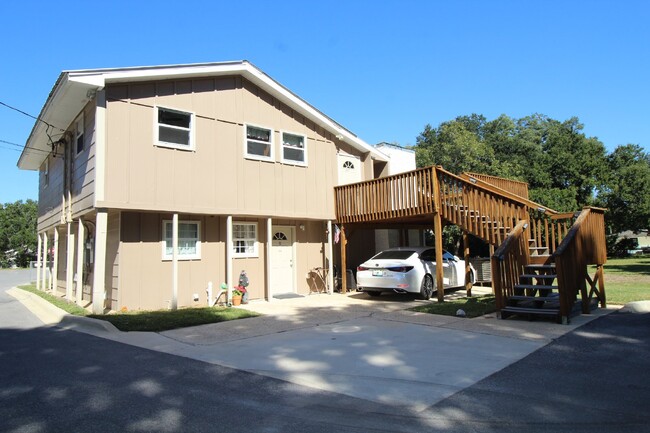 Upstairs 2 bedroom 1 bath apartment with f... - Upstairs 2 bedroom 1 bath apartment with f... Unit #2