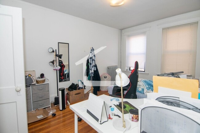Building Photo - Great deal! 3-bed, 1.5 Bath in Allston on The B Line; Heat/HW Incl!