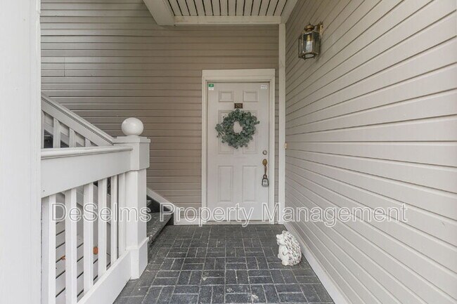 Photo - 210 Ashlawn Ct