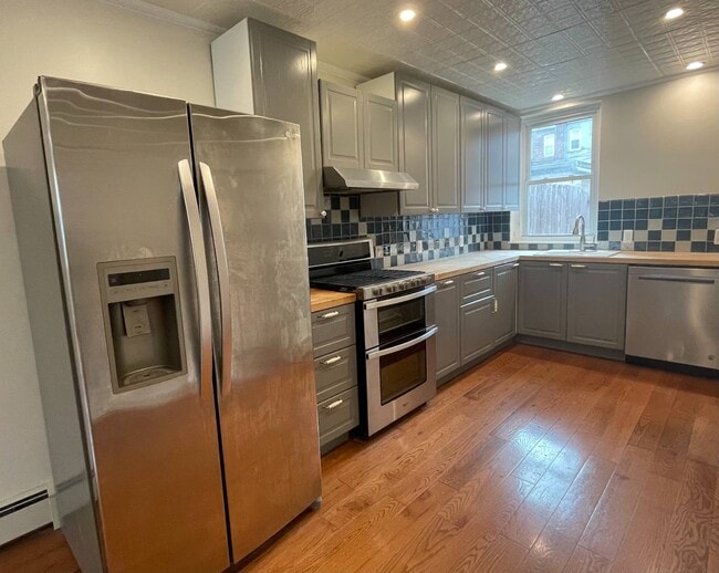 Photo - 682 E 42nd St