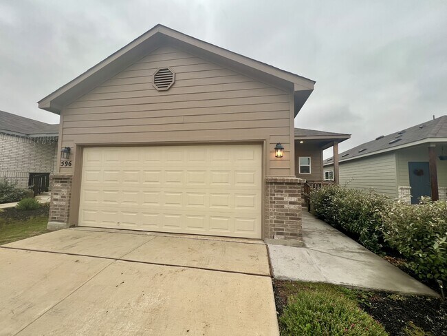 Photo - 596 Jennifer Wy