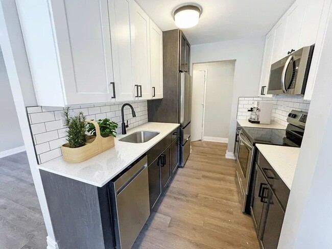 Photo - 6040 N Sheridan Rd