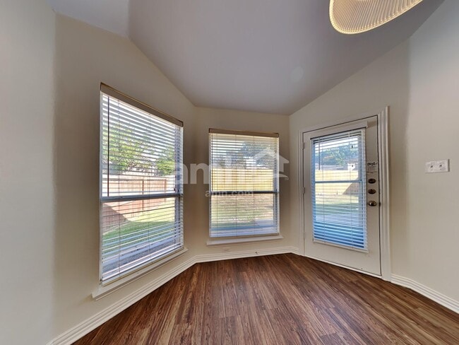 Photo - 2814 Cheshire Way