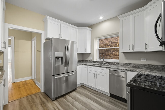 Photo - 4831 W Roscoe St