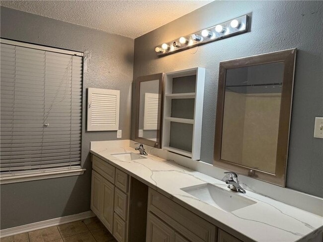 Photo - 2001 Van Arpel Dr