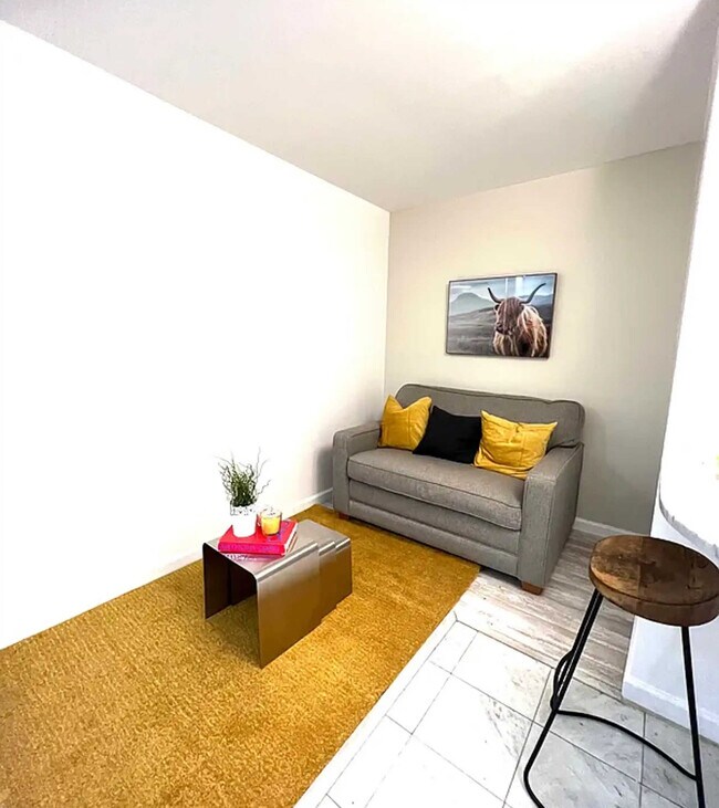 Photo - 210 E 47th St