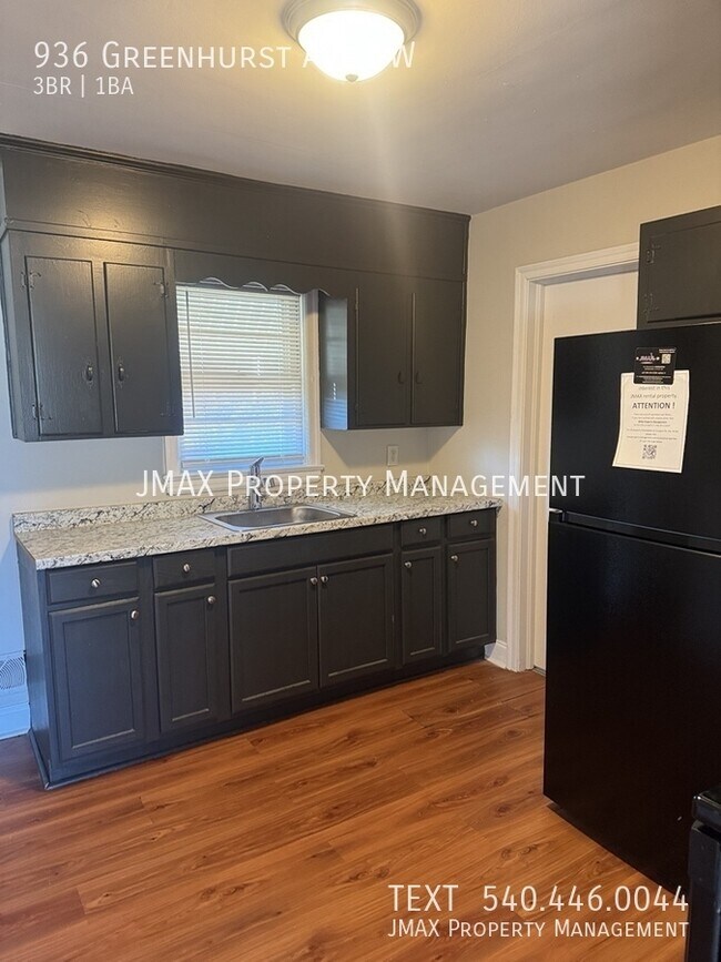 Photo - 936 Greenhurst Ave NW