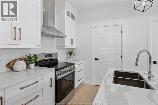 Photo - 2224 Fraser Ave