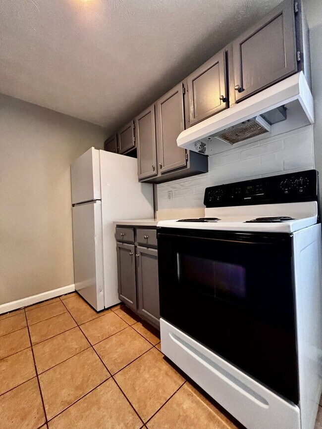Photo - A Fresh Start: Renovated 2-Bedroom in Serene Englewood with Washer/Dryer Hookups! Unit 521 Apt 3