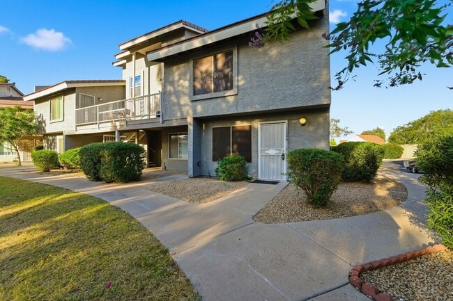 Building Photo - Beautifully maintained 3-bedroom, 2.5-bath Condo in the heart of Phoenix! Unit 1096